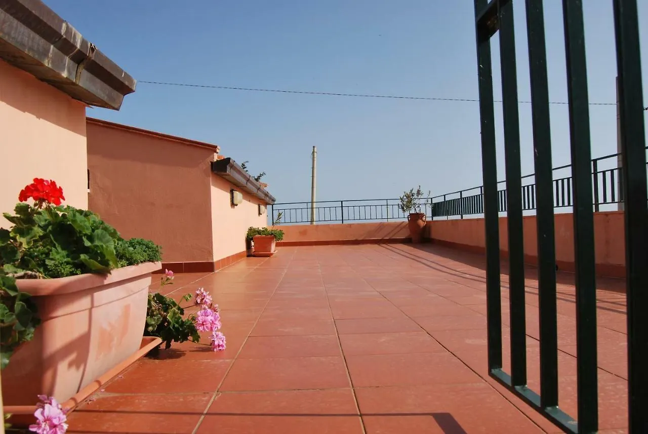 Casa Vacanze La Terrazza Sul Golfo 카스텔라마레델골포 0*,  이탈리아