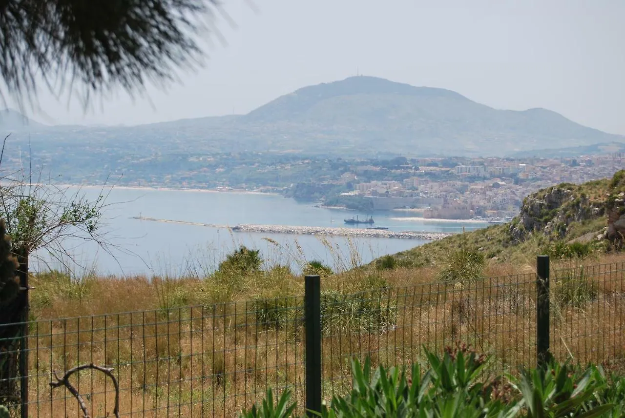 Casa Vacanze La Terrazza Sul Golfo 카스텔라마레델골포 0*,  이탈리아